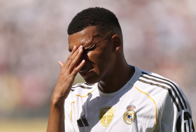 將近27歲的Mbappe仍然是0個金球和0個冠軍聯(lián)賽 同齡的梅西是4個金球和3個冠軍聯(lián)賽Ronaldo 1 Golden Balls和1個冠軍